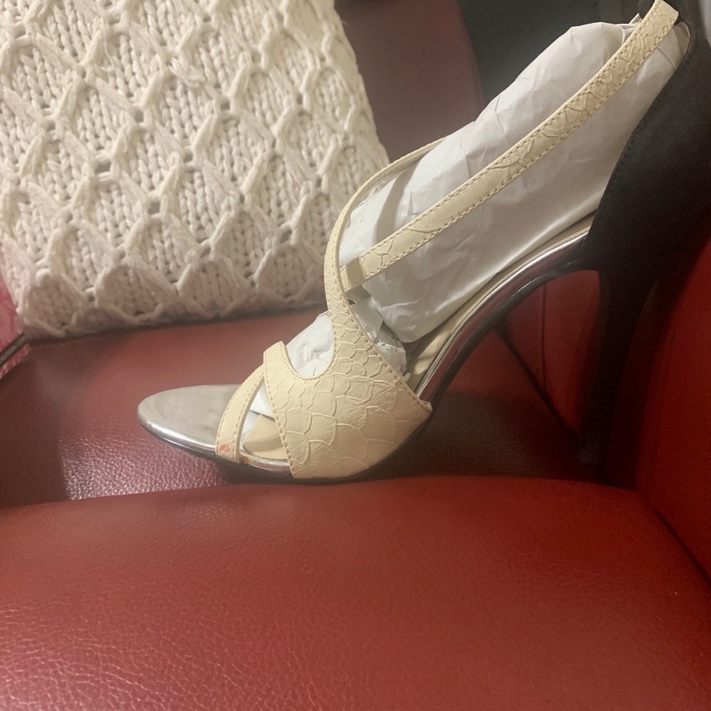 Beige and black heels. Women, size 8 1/2.